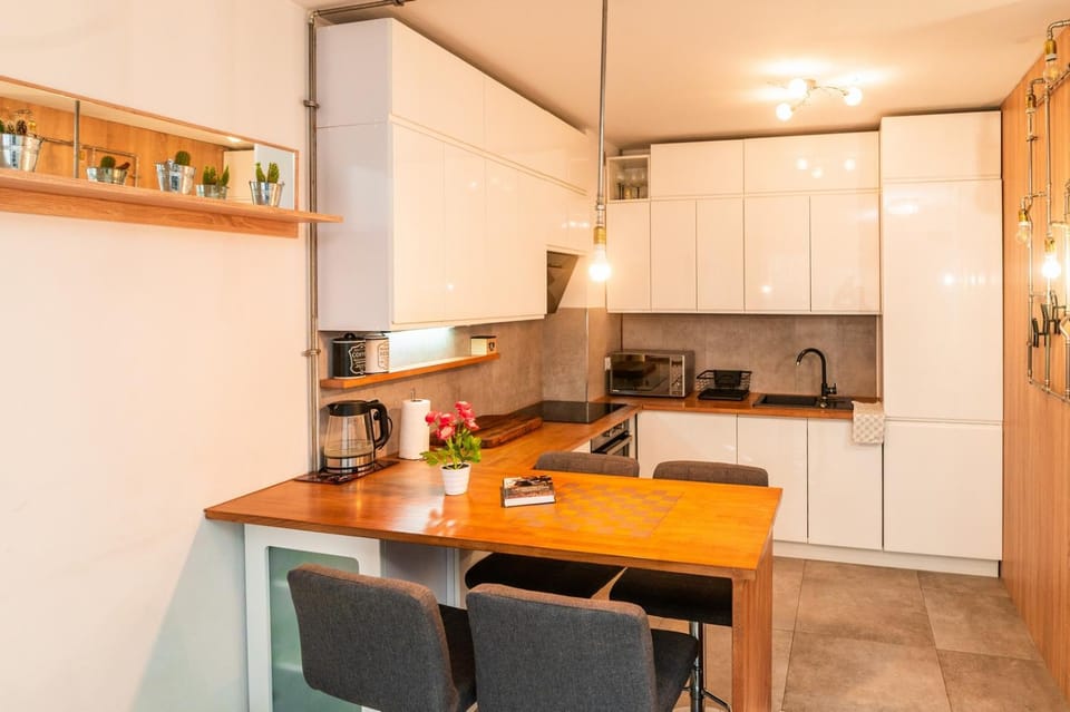 Kitchen or kitchenette, minibar, stove