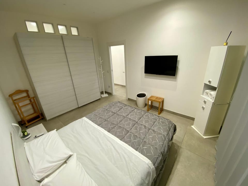 Bed, TV and multimedia, Bedroom, wardrobe