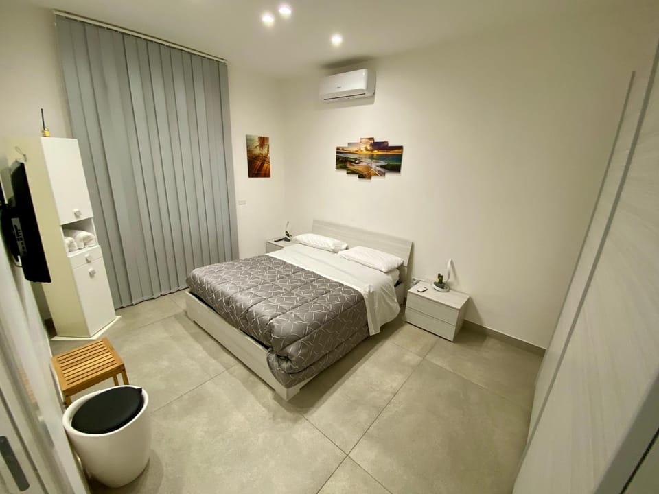Bed, TV and multimedia, Bedroom, wardrobe, air conditioner, air conditioner