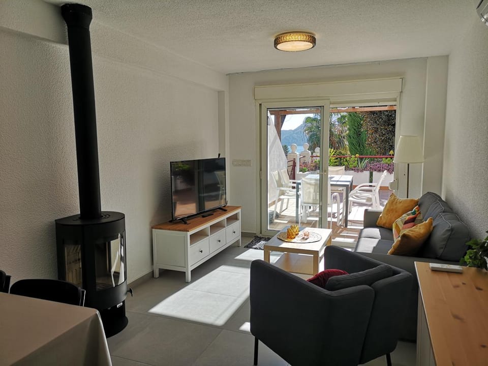 TV and multimedia, Living room, Seating area, Dining area