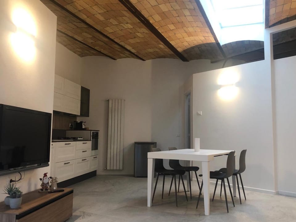 Kitchen or kitchenette, Dining area, minibar, oven