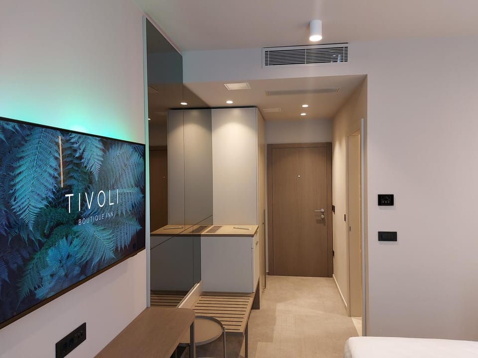 Bed, TV and multimedia, Bedroom, wardrobe