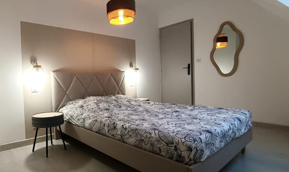 Photo of the whole room, Bedroom, wardrobe