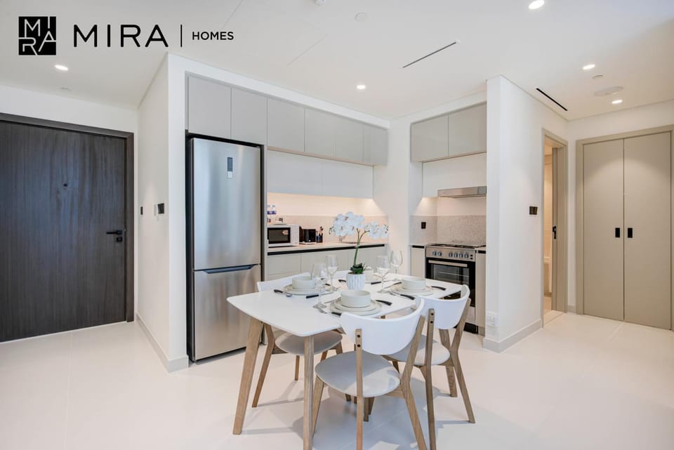 Dining area, minibar, toaster