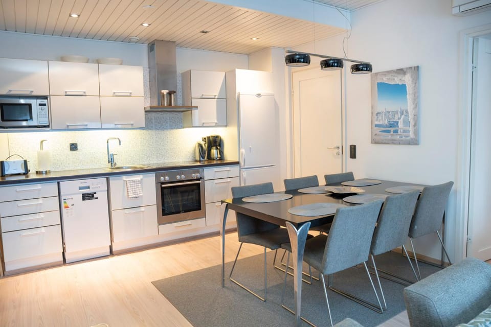 Coffee/tea facilities, Kitchen or kitchenette, Seating area, Dining area, dishwasher, oven, stove, toaster