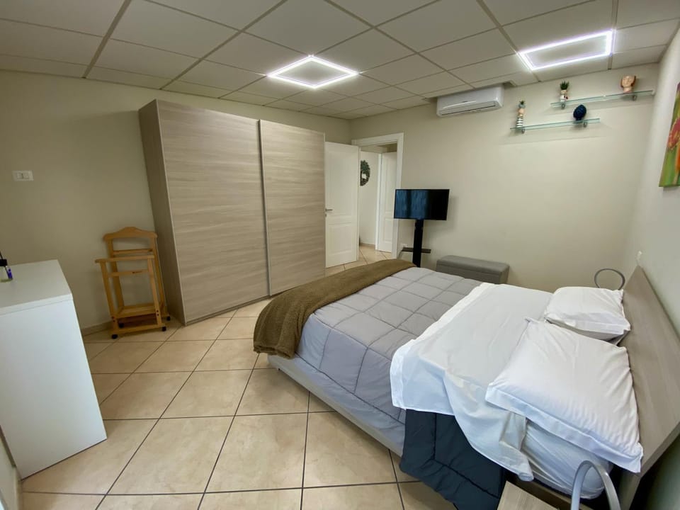 Bed, TV and multimedia, Bedroom, wardrobe, air conditioner