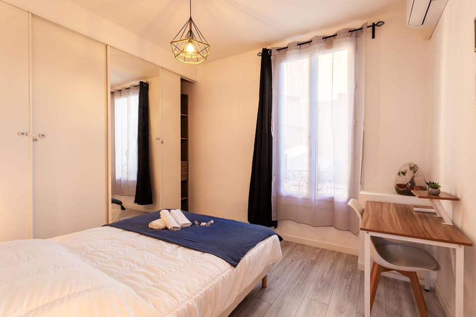 Bed, Seating area, Bedroom