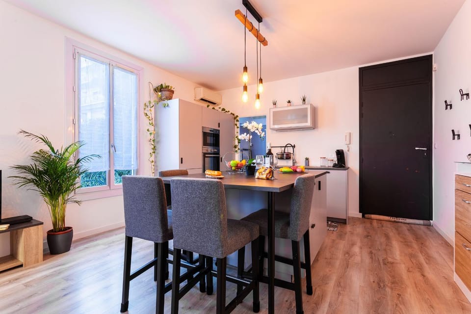 Kitchen or kitchenette, Dining area, minibar, pet friendly, stove, air conditioner
