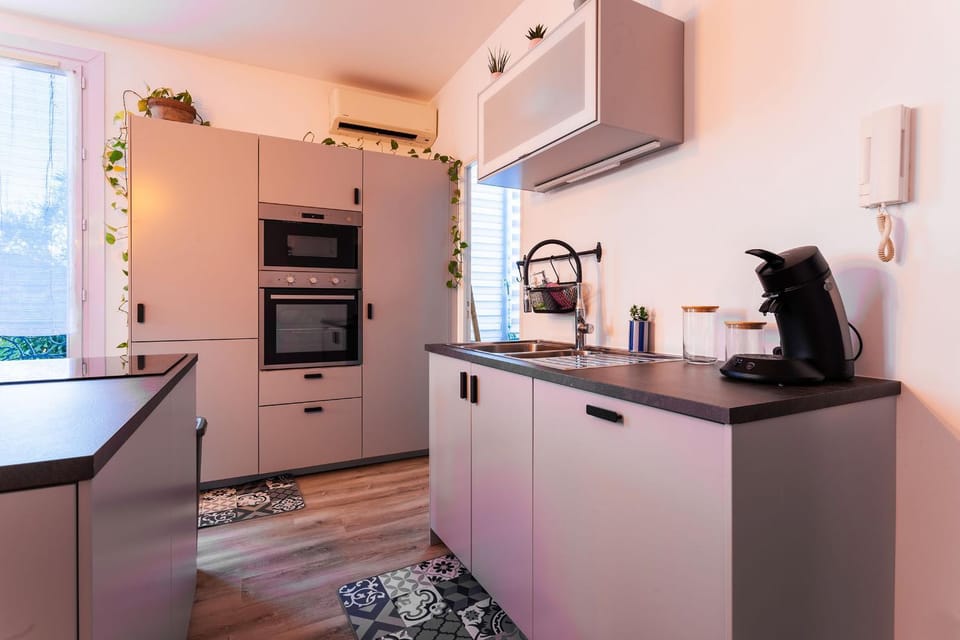 Coffee/tea facilities, Kitchen or kitchenette, minibar, pet friendly, stove, air conditioner