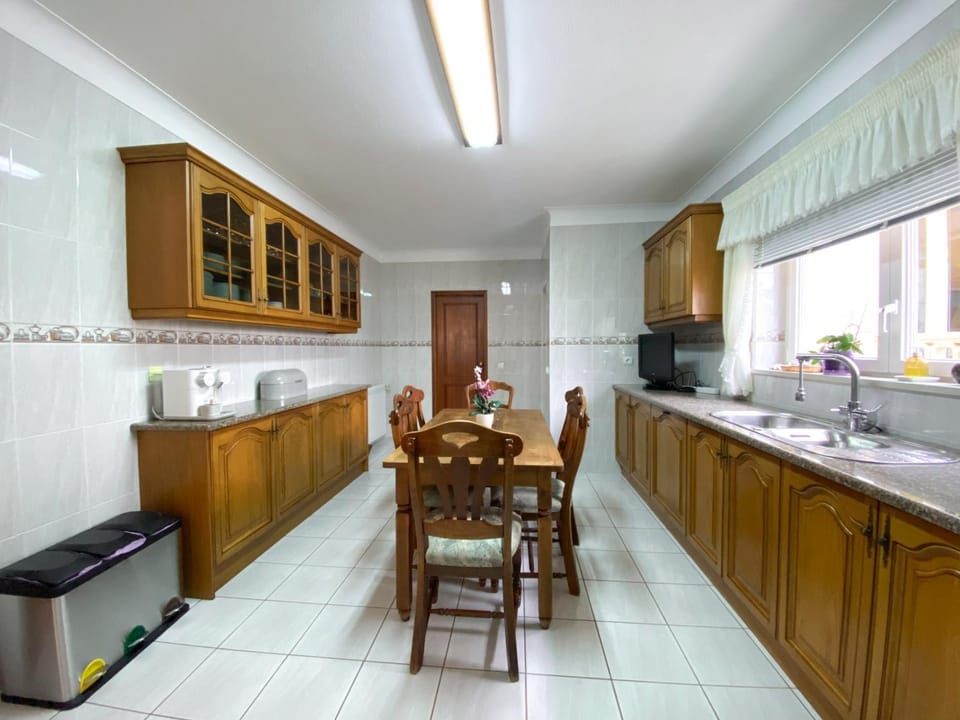 Kitchen or kitchenette, Dining area, dishwasher, pet friendly, stove