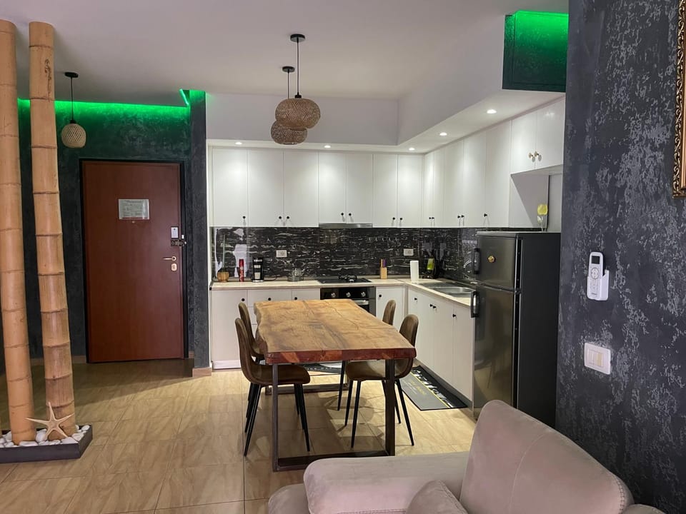 Kitchen or kitchenette, Dining area, minibar, oven, pet friendly