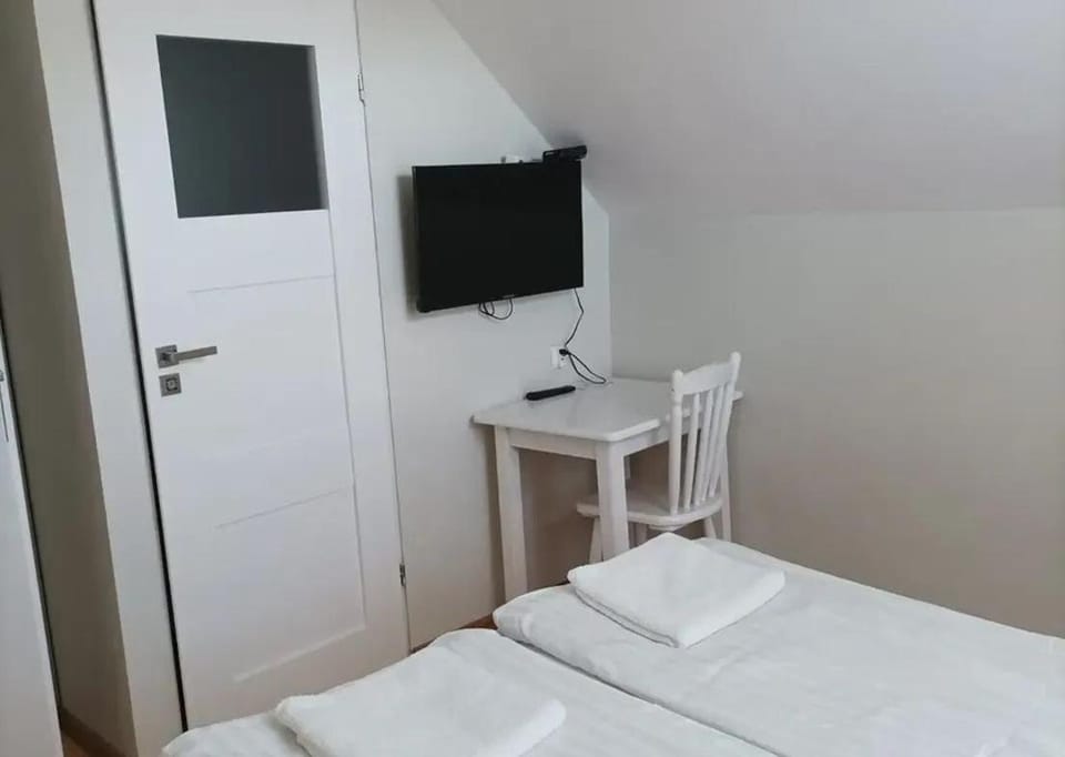 Bed, TV and multimedia, Bedroom