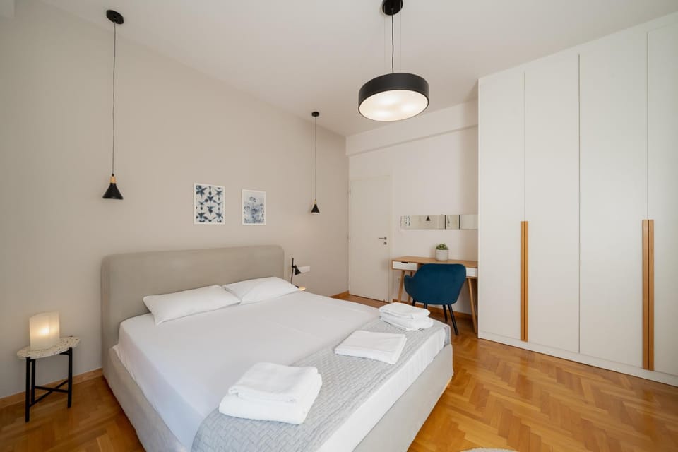 Bed, Bedroom, towels, wardrobe