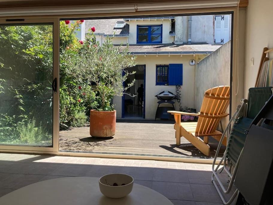Patio, Day, Balcony/Terrace