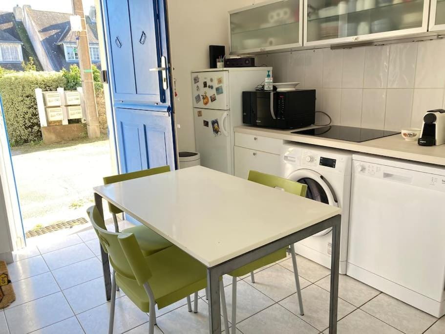 Coffee/tea facilities, Dining area, dishwasher, oven, stove, toaster