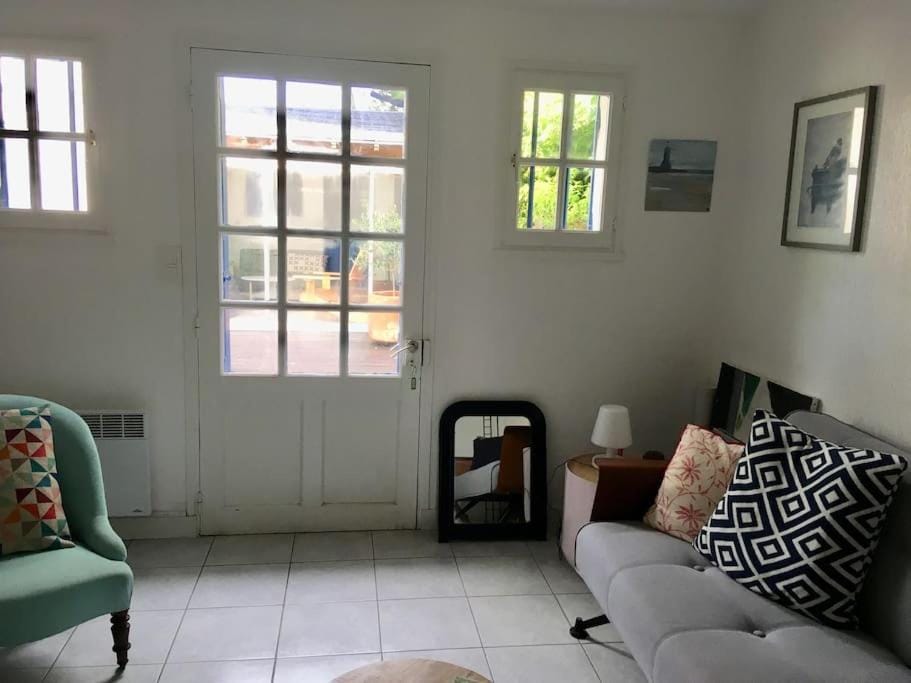 Living room, internet
