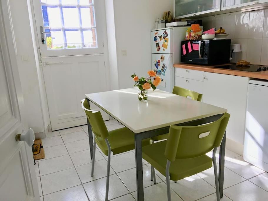 Coffee/tea facilities, Kitchen or kitchenette, Dining area, pet friendly, stove