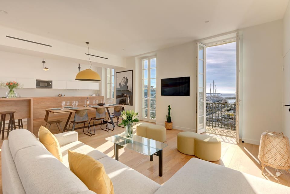 TV and multimedia, Living room, Dining area, City view