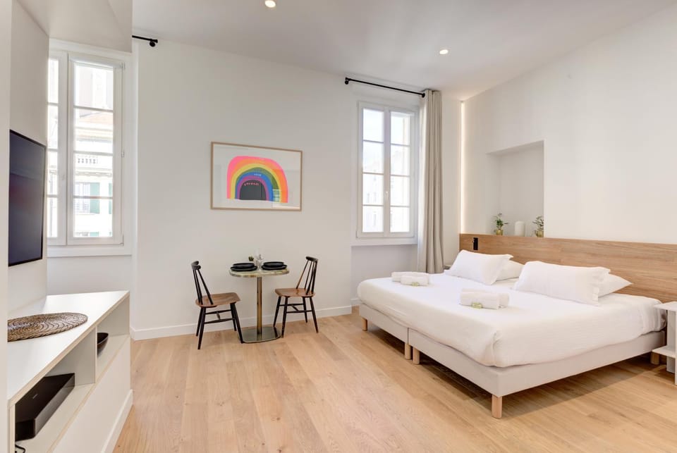 Bed, TV and multimedia, Photo of the whole room, Bedroom