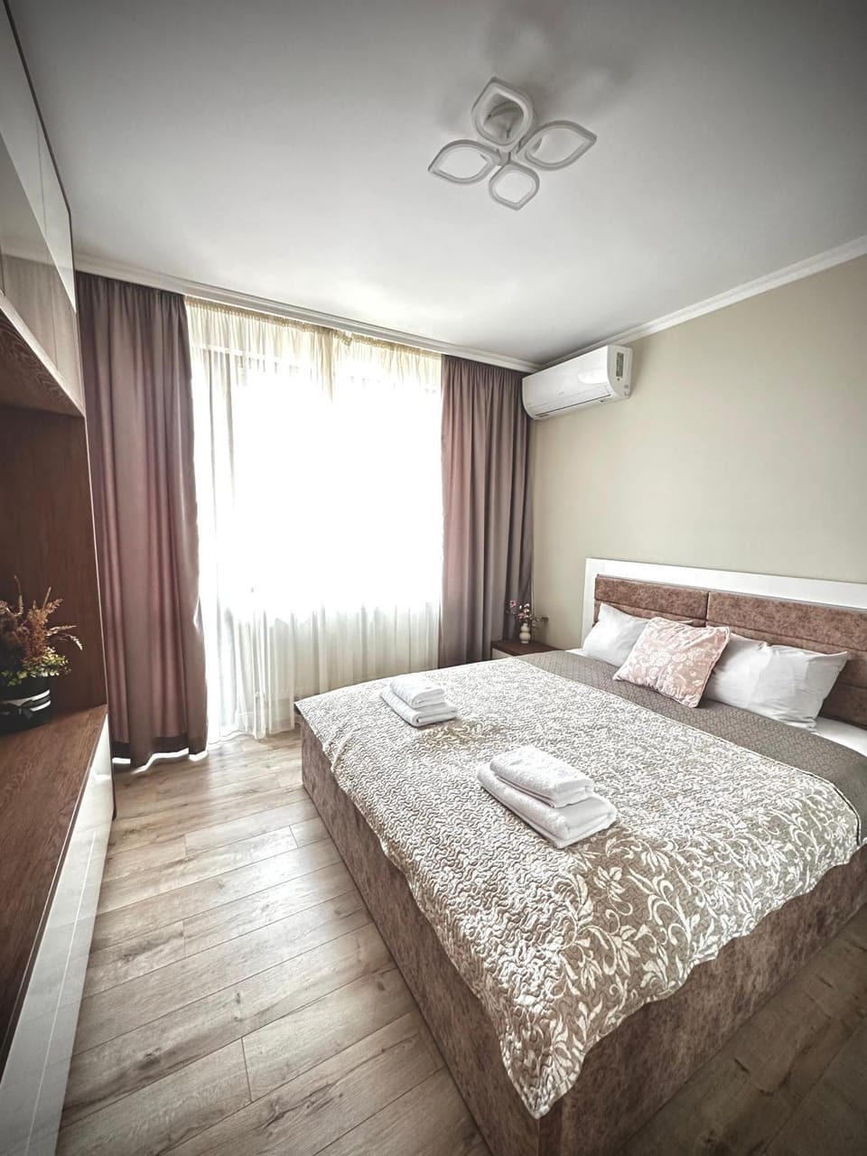 Bed, Photo of the whole room, Bedroom, air conditioner