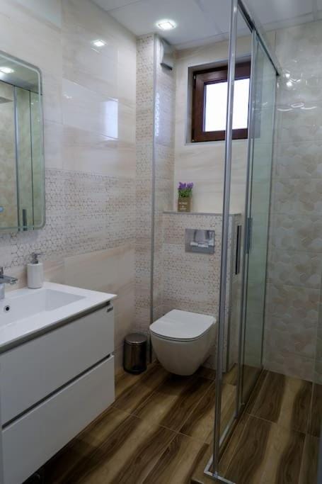 Shower, Toilet, Bathroom, towels