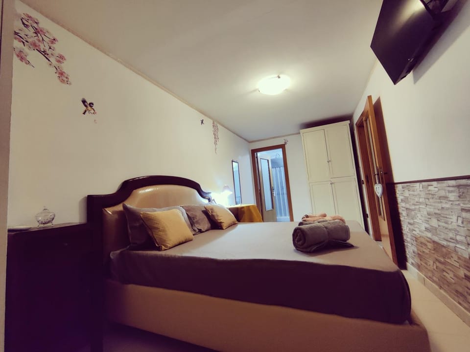 Bed, TV and multimedia, Photo of the whole room, Bedroom