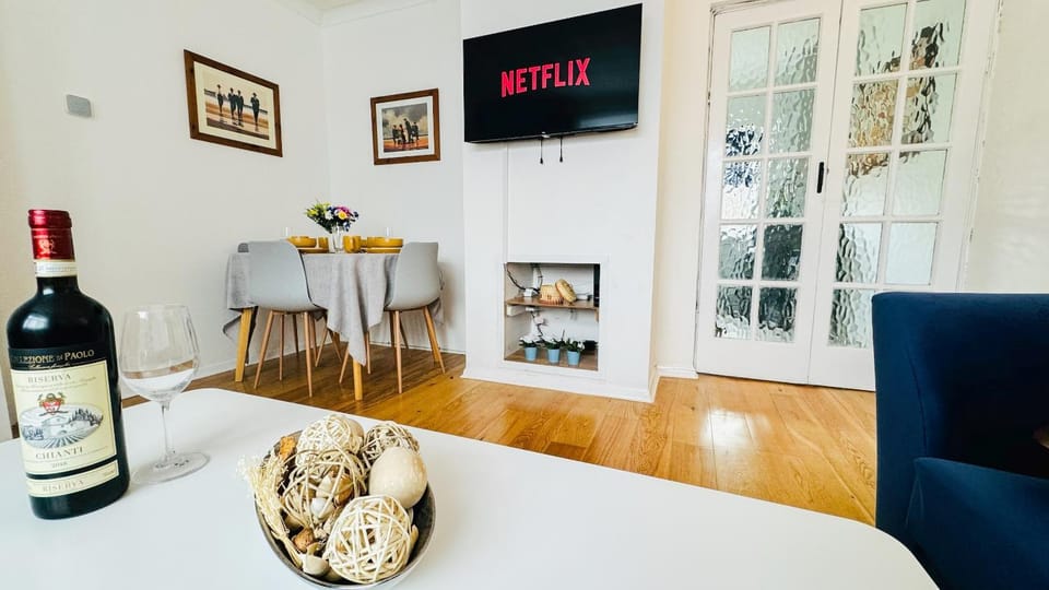 Communal lounge/ TV room, TV and multimedia, Living room, Dining area