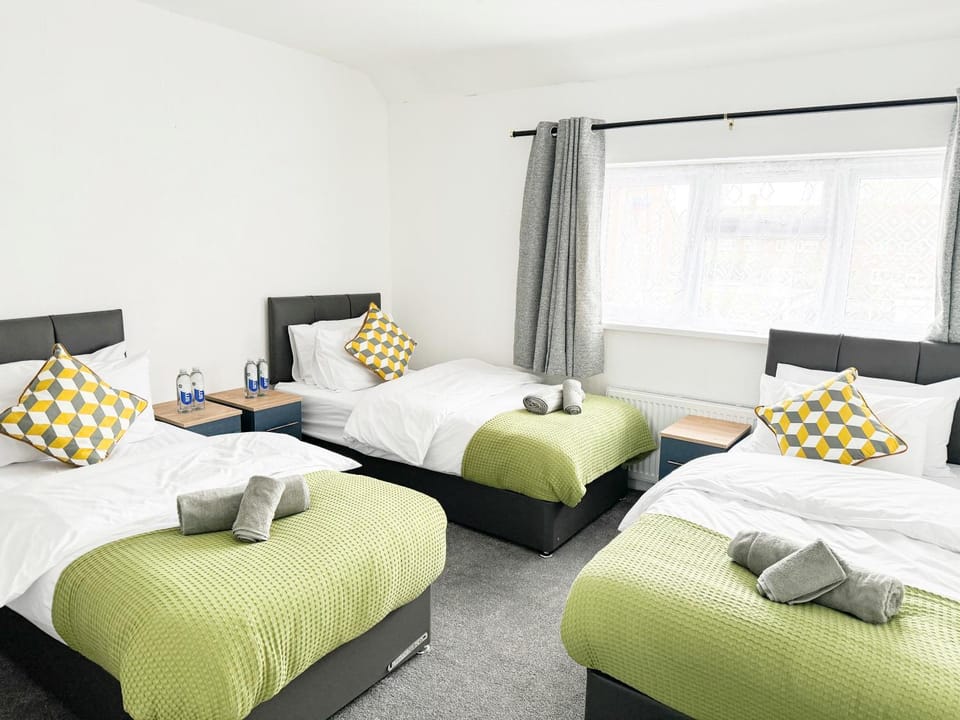 Bed, Bedroom, towels