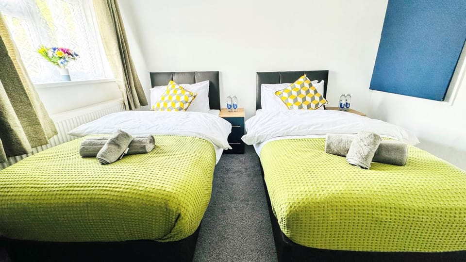 Bed, Bedroom, towels