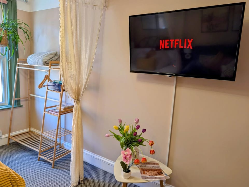 Peacehaven Retreat - Studio 4 minutes from the beach! Pet friendly! Apartment in Weymouth