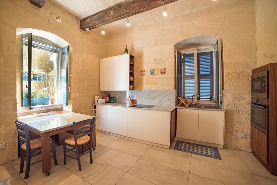 Kitchen or kitchenette, Living room, Seating area, Dining area, minibar, pet friendly, stove
