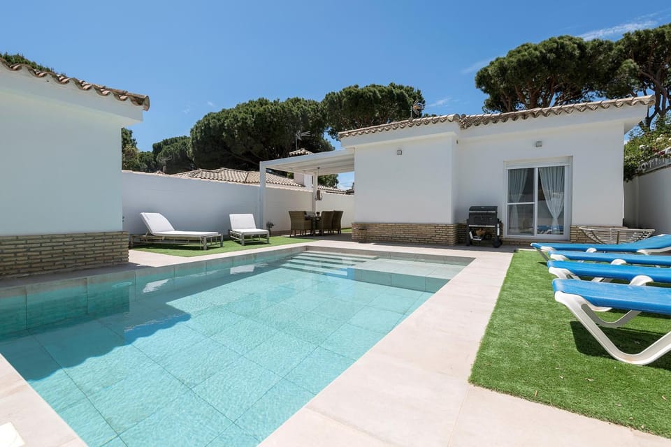Pool view, Swimming pool, sunbed