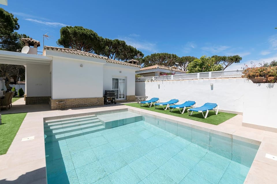 Pool view, Swimming pool, sunbed