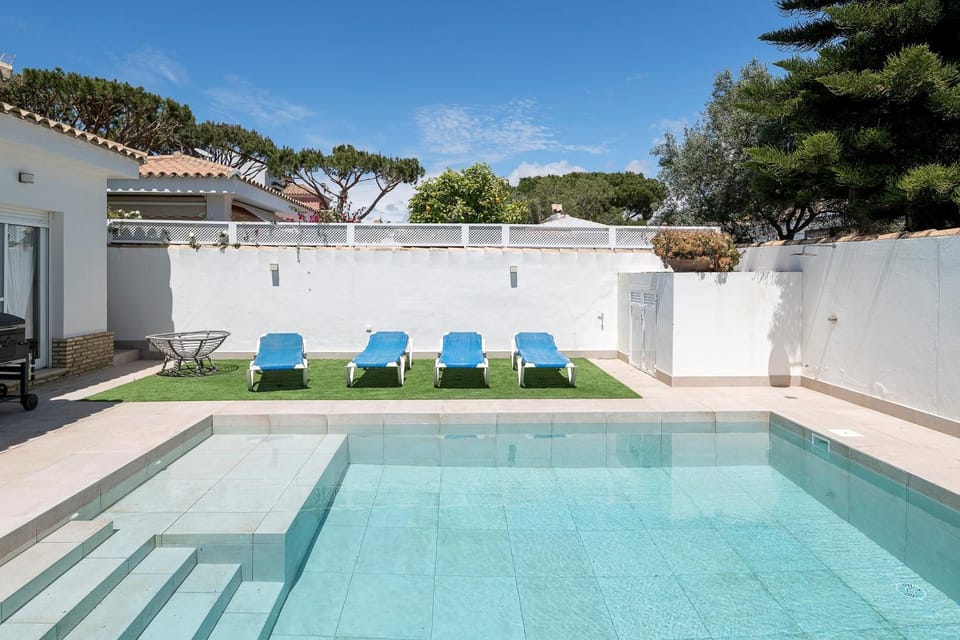 Pool view, Swimming pool, sunbed