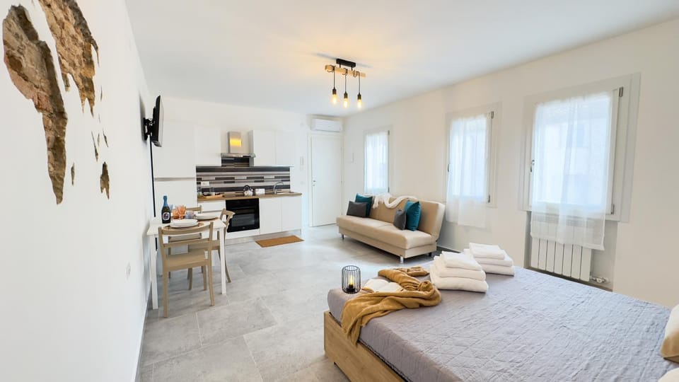 Bed, Kitchen or kitchenette, Living room, Photo of the whole room, Seating area, Dining area, Bedroom