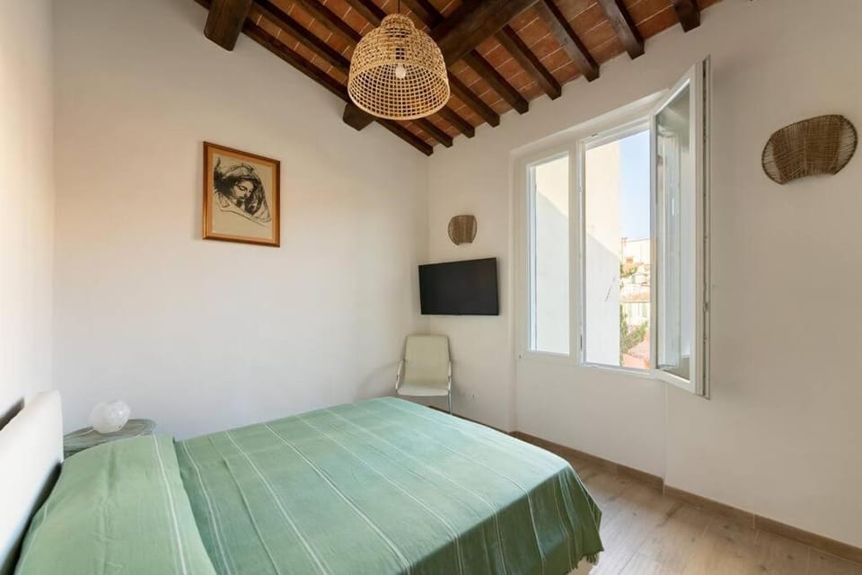 Bed, TV and multimedia, Photo of the whole room, Bedroom