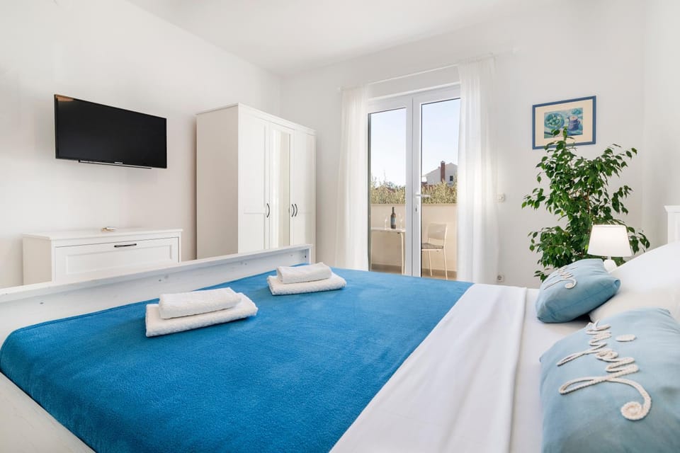 Bed, Bedroom, towels