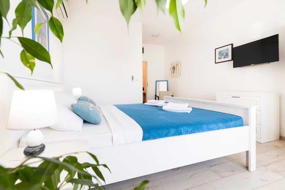 Bed, TV and multimedia, Bedroom, towels