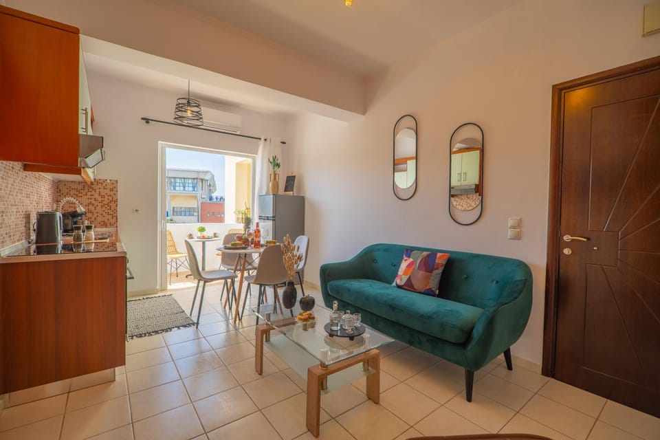 Coffee/tea facilities, Kitchen or kitchenette, Living room, Seating area, Dining area, air conditioner