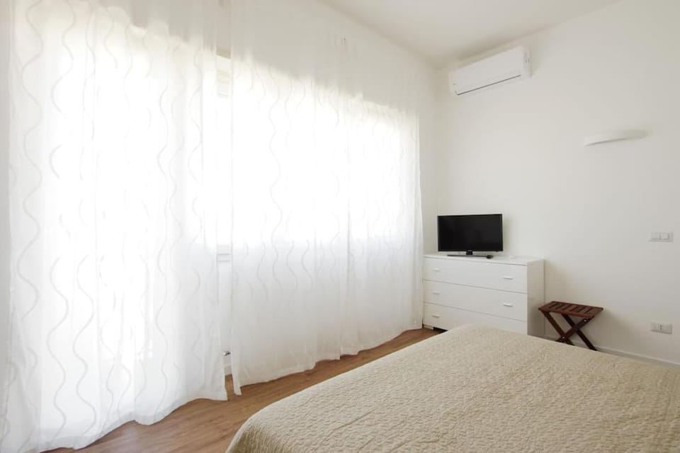 Bed, TV and multimedia, Bedroom, air conditioner