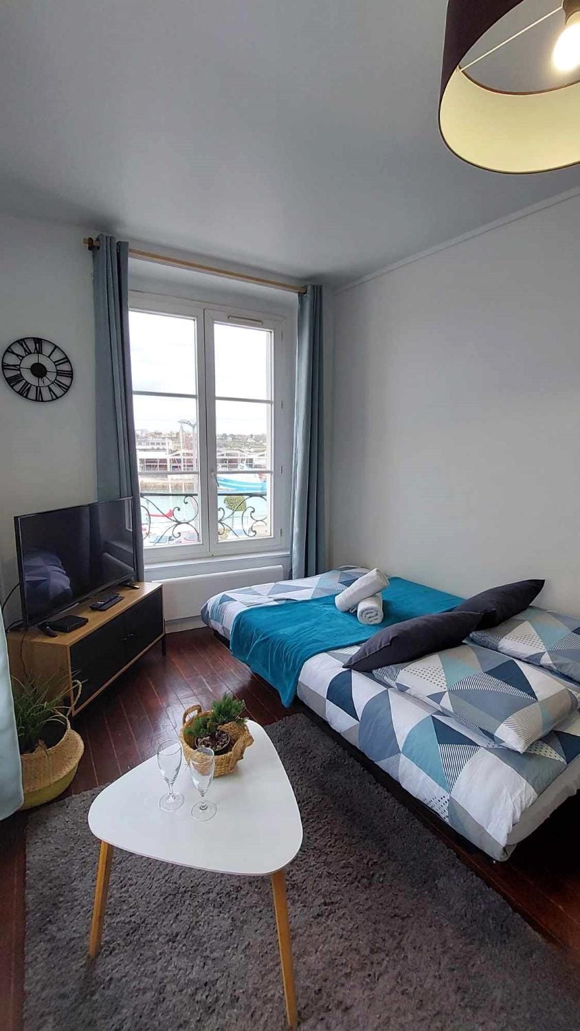 Bed, TV and multimedia, Living room, Photo of the whole room