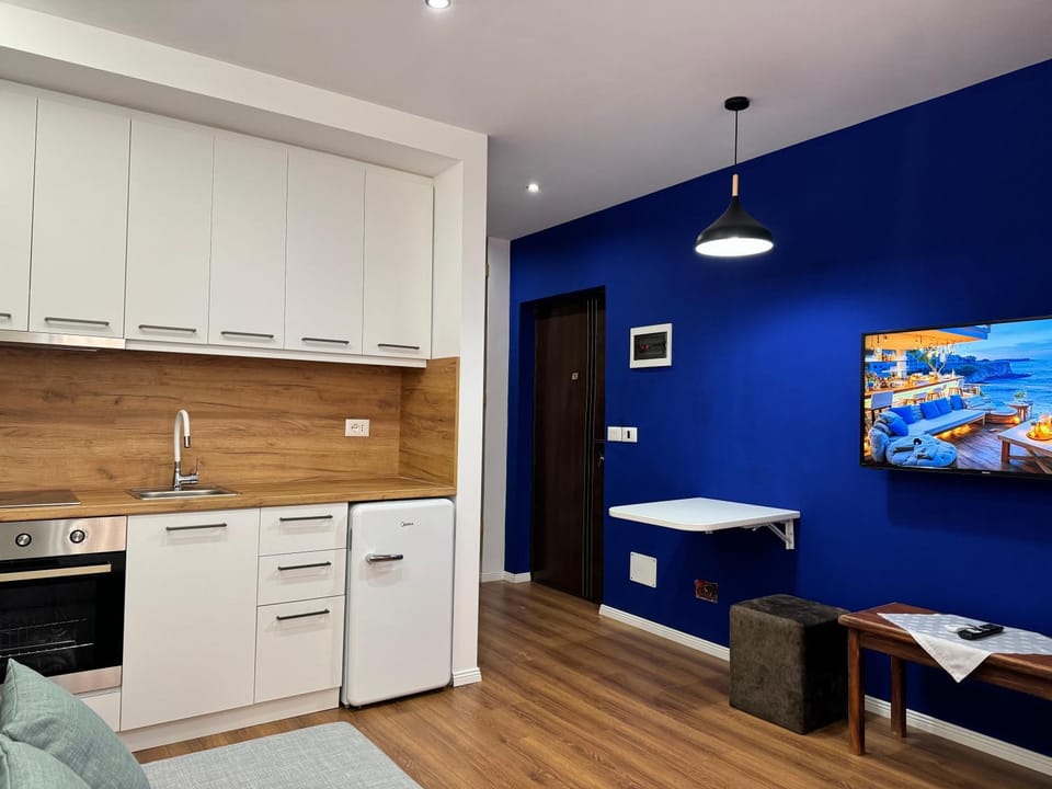 Kitchen or kitchenette, Dining area, stove