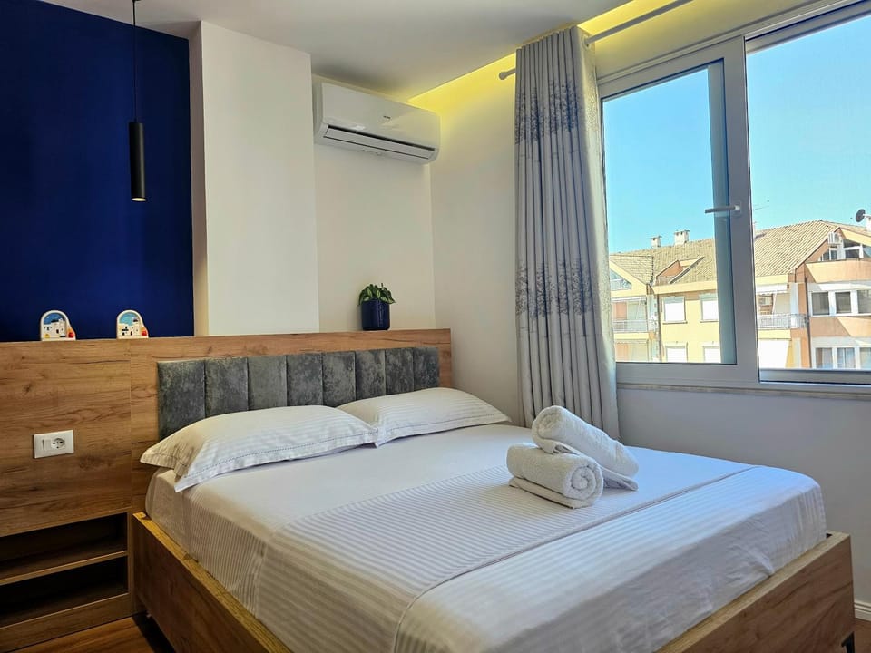 Bed, Bedroom, towels