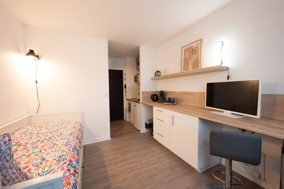 TV and multimedia, Kitchen or kitchenette, hair dresser, minibar, stove