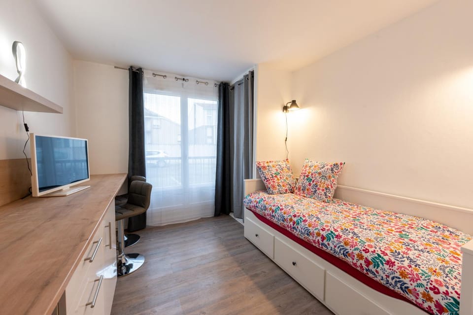 Bed, TV and multimedia, Photo of the whole room