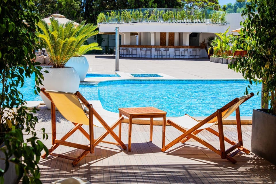 Property building, Patio, Restaurant/places to eat, Day, Garden, Garden view, Pool view, Swimming pool, Breakfast, sunbed