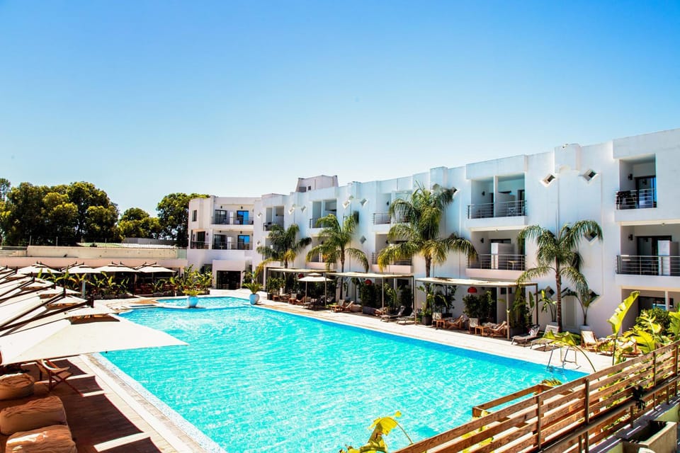 Property building, Day, Pool view, Swimming pool, sunbed