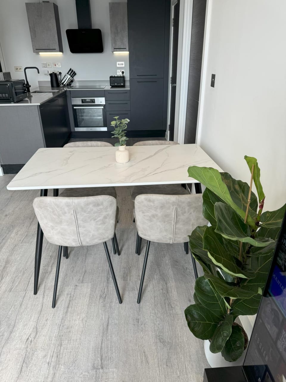 Kitchen or kitchenette, Dining area