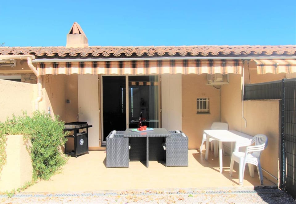 Property building, Patio, Balcony/Terrace, Dining area