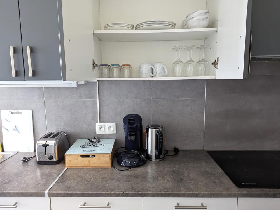Coffee/tea facilities, Kitchen or kitchenette, stove, toaster